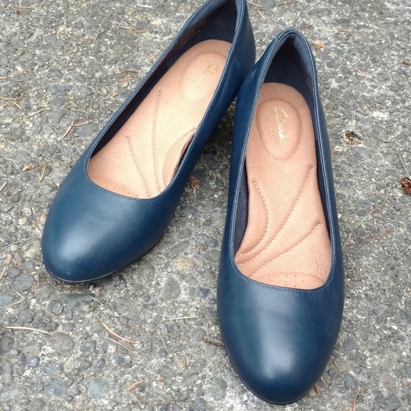 clarks navy blue pumps